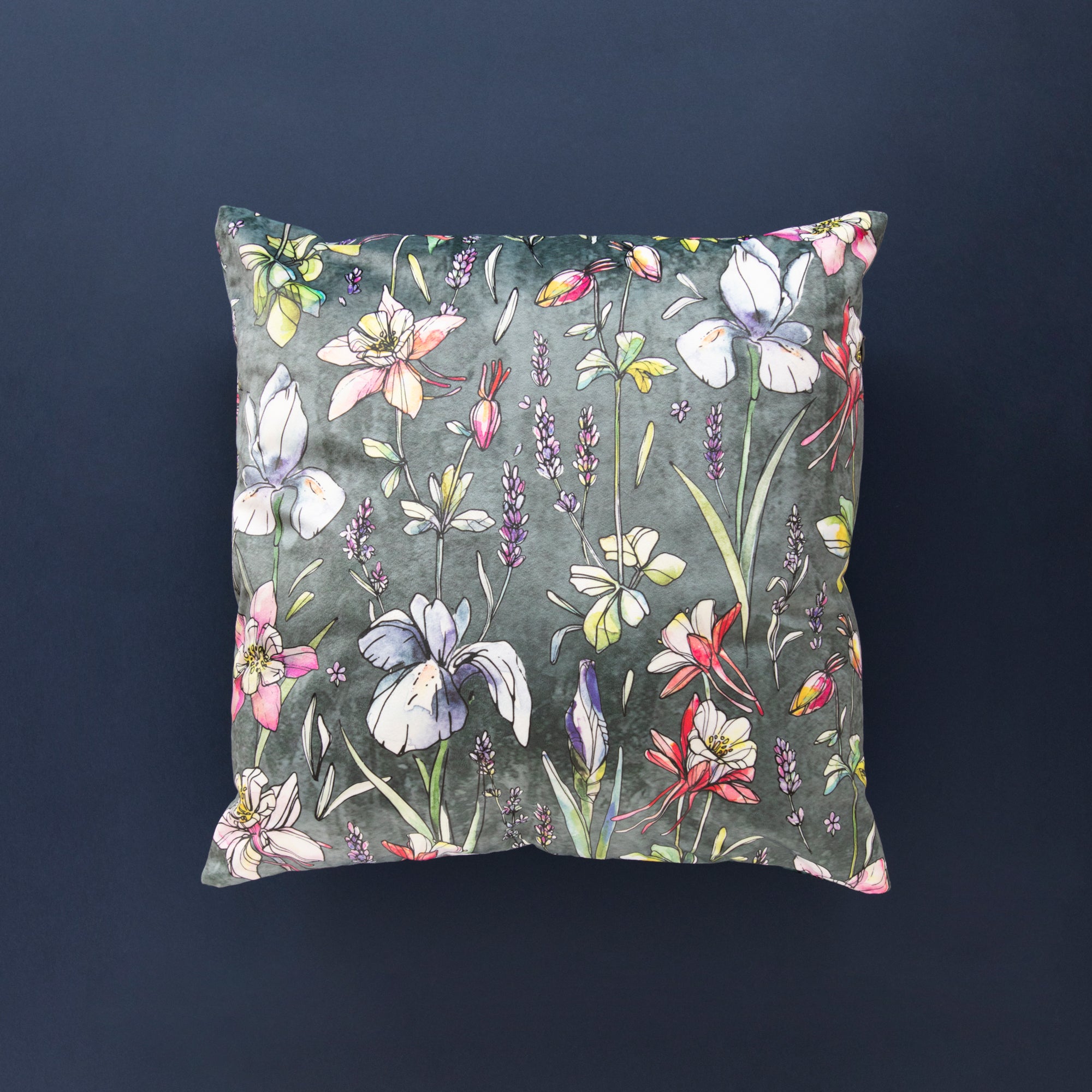 https://tulliahome.com/cdn/shop/products/columbine-dark2-45x45cm_2000x.jpg?v=1651544534